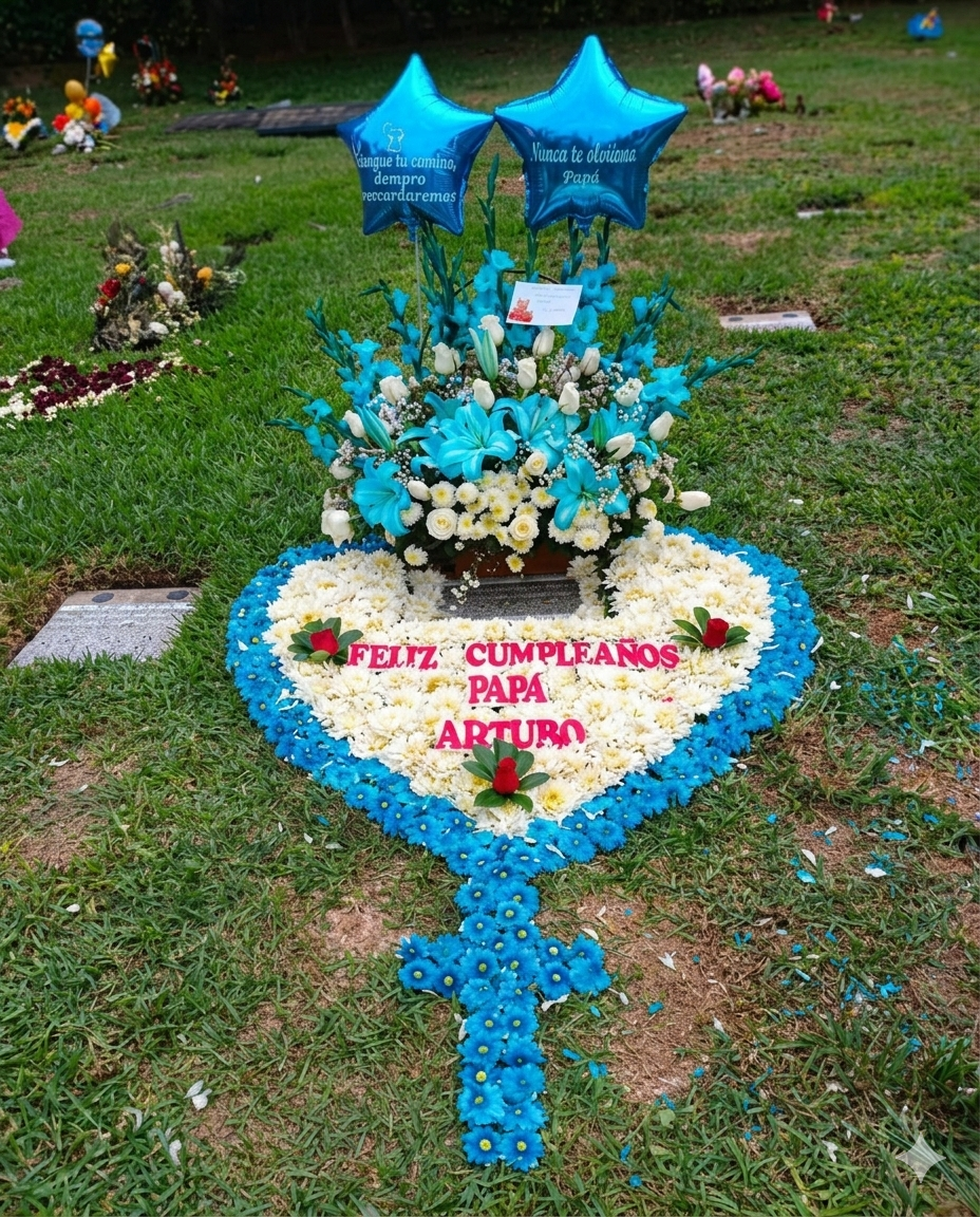 Imponente diseño en forma de corazón y cruz elaborado con crisantemos blancos y azules, que incluye un mensaje personalizado y un arreglo superior con globos estelares.